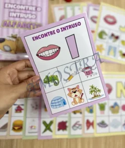 Amostra do material A20- Encontre o Intruso Alfabeto